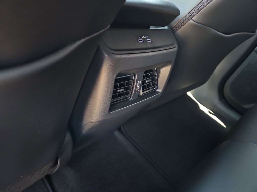 2026 Toyota C-HR SE - Photo 16