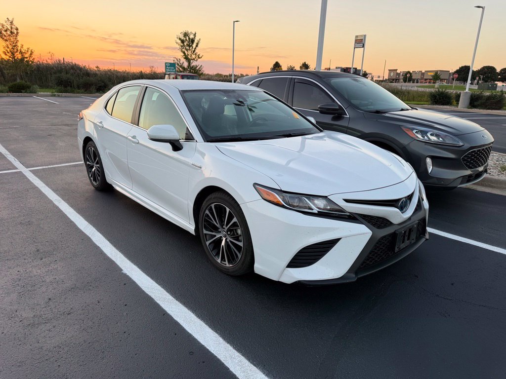 Used 2020 Toyota Camry Hybrid SE Sedan