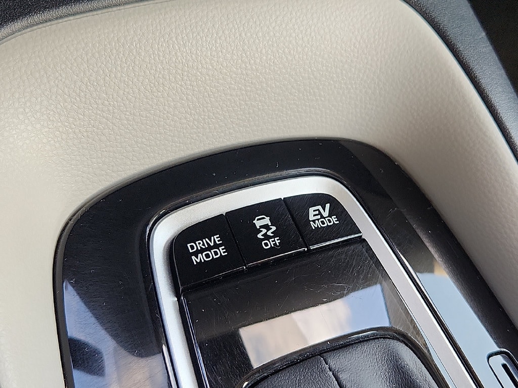 2025 Toyota Corolla LE - Photo 28