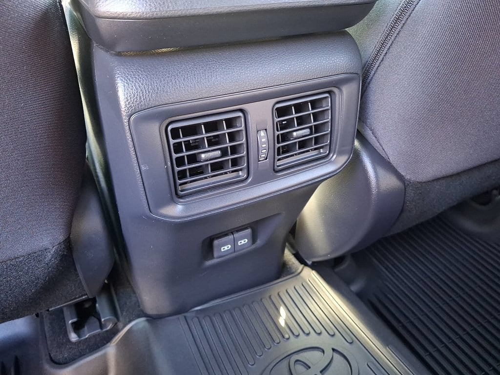 2022 Toyota RAV4 SE - Photo 11