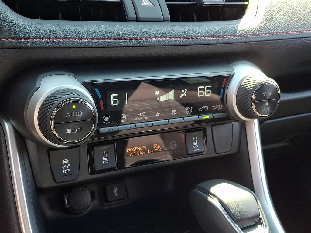 2022 Toyota RAV4 SE - Photo 18