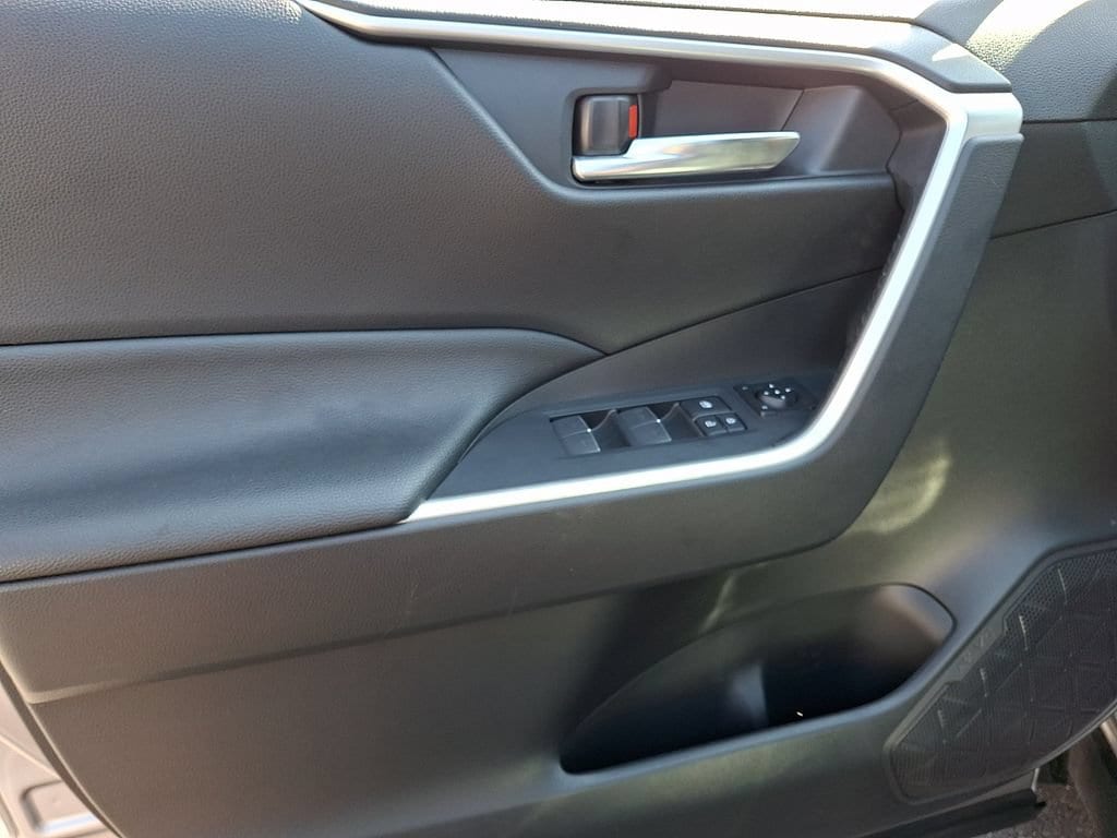 2022 Toyota RAV4 SE - Photo 12