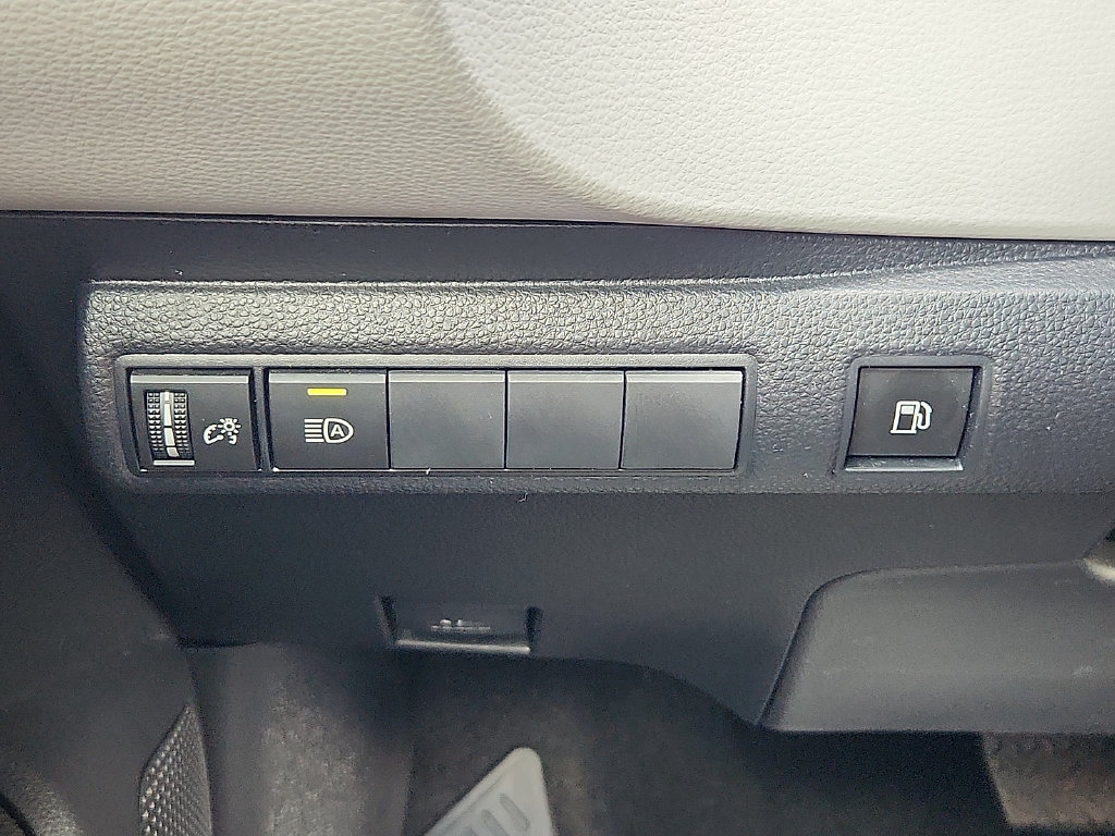 2025 Toyota Corolla LE - Photo 26