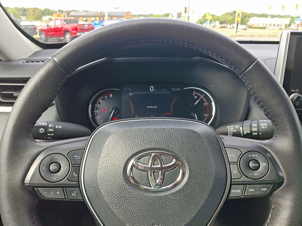 2024 Toyota RAV4 XLE - Photo 18