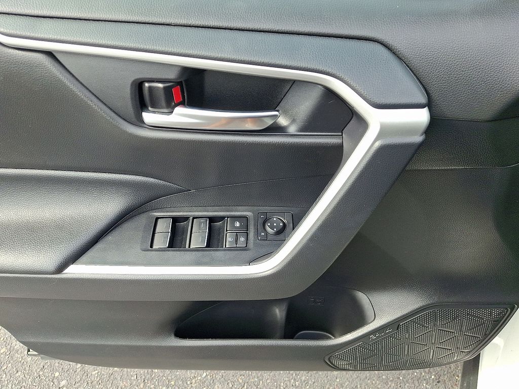 2024 Toyota RAV4 XLE - Photo 12