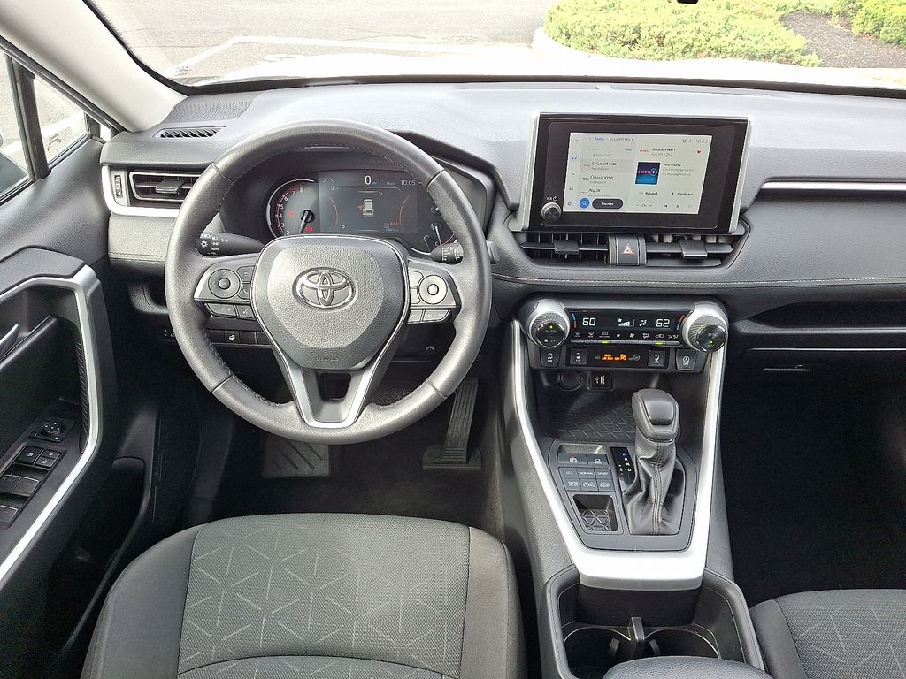 2024 Toyota RAV4 XLE - Photo 11