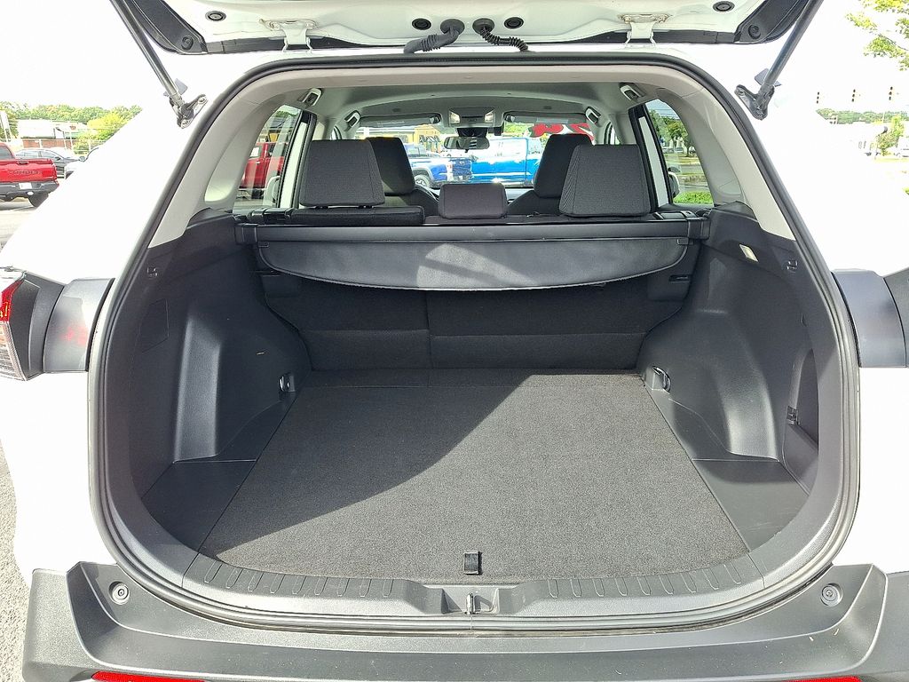 2024 Toyota RAV4 XLE - Photo 28