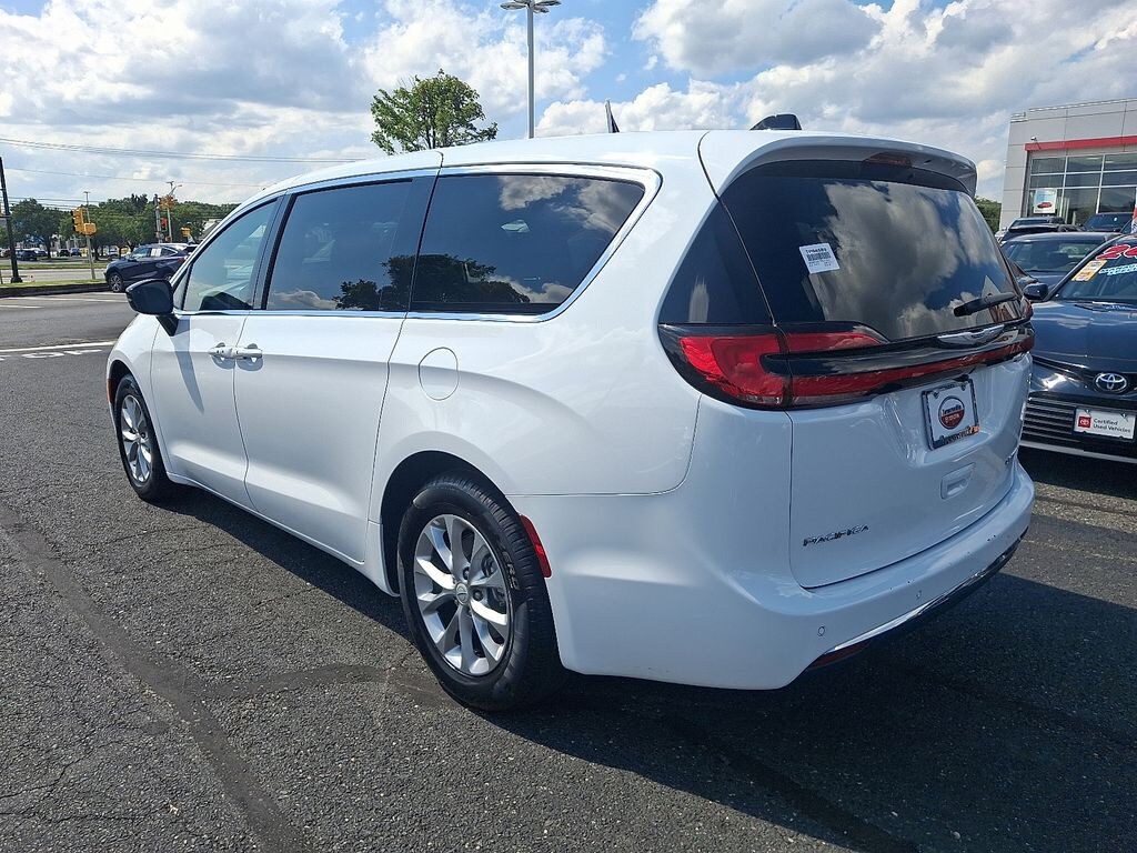 Used 2026 Chrysler Pacifica Limited Van Passenger Van