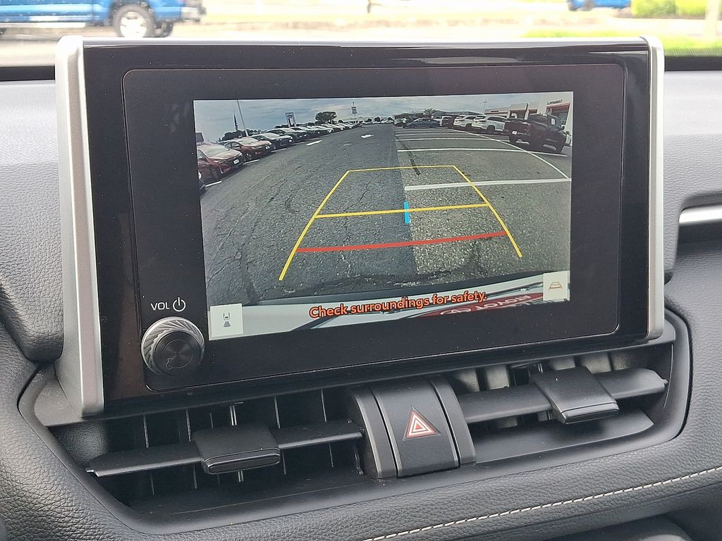 2024 Toyota RAV4 XLE - Photo 17