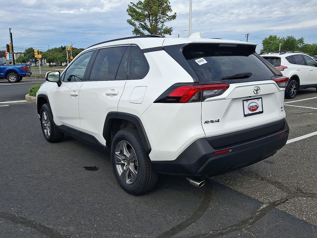 2024 Toyota RAV4 XLE - Photo 4