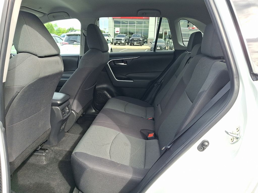 2024 Toyota RAV4 XLE - Photo 9