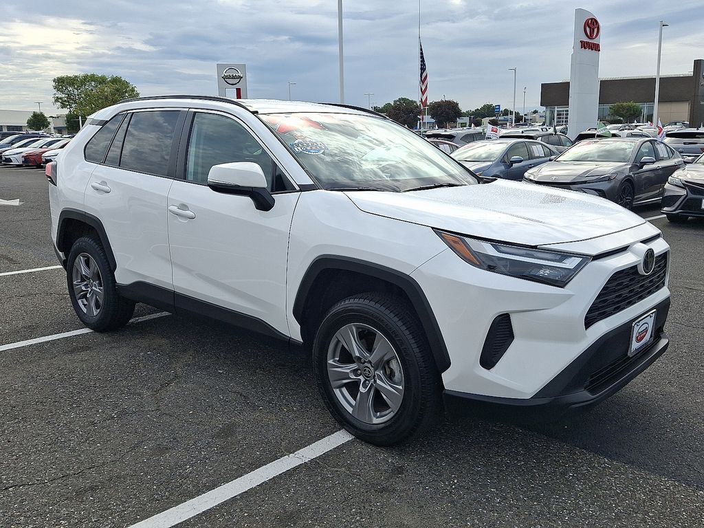 2024 Toyota RAV4 XLE - Photo 3