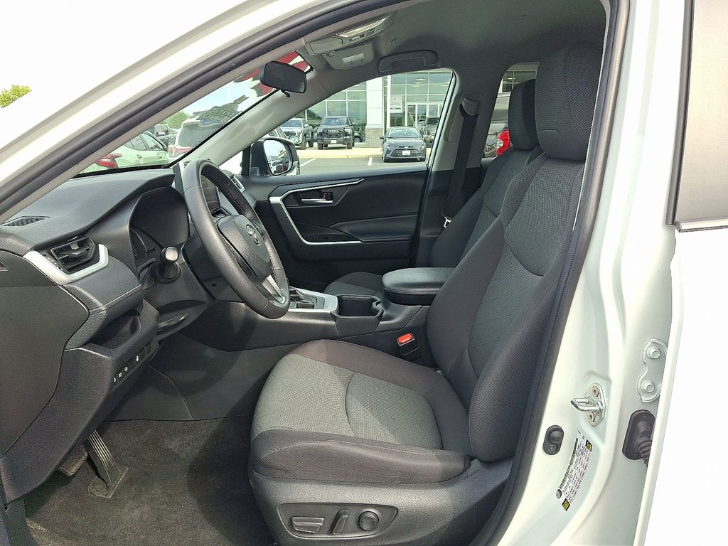 2024 Toyota RAV4 XLE - Photo 13