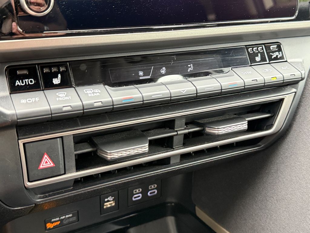 2025 Toyota Camry LE - Photo 35