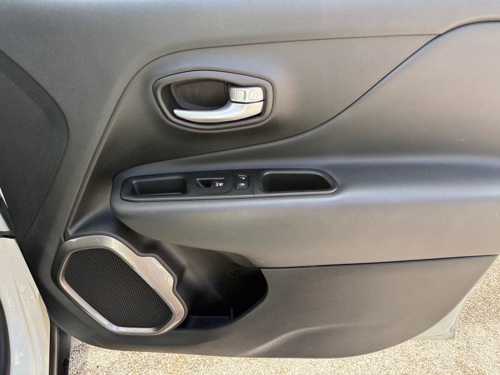 2023 Jeep Renegade Latitude - Photo 18