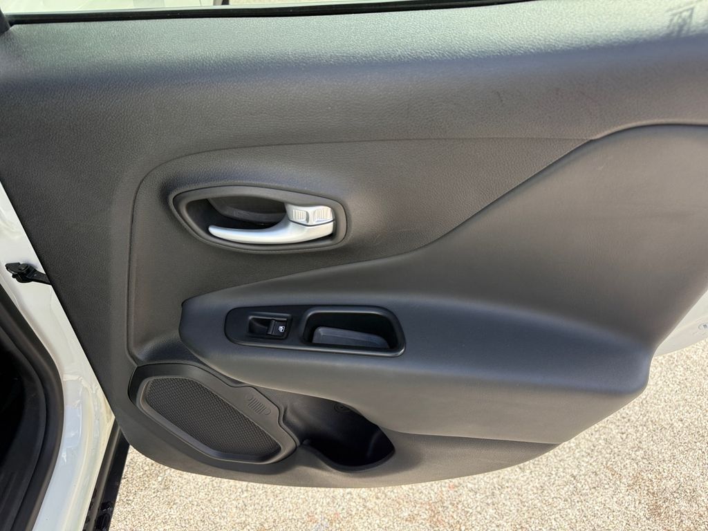 2023 Jeep Renegade Latitude - Photo 19