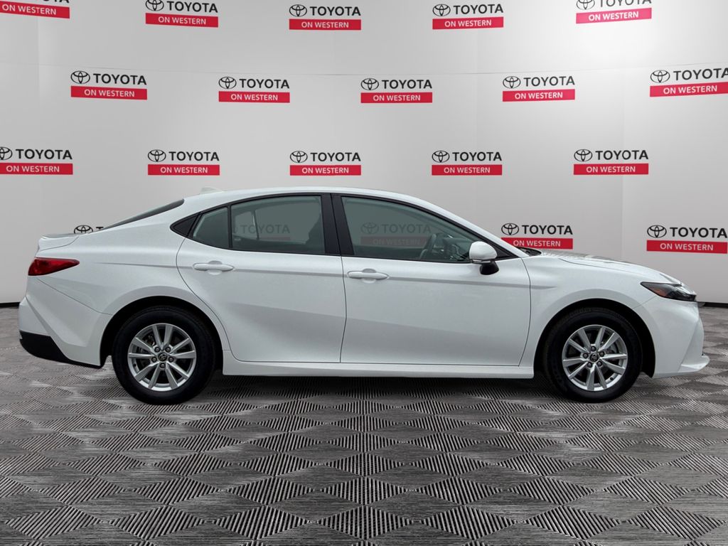 2025 Toyota Camry LE - Photo 4