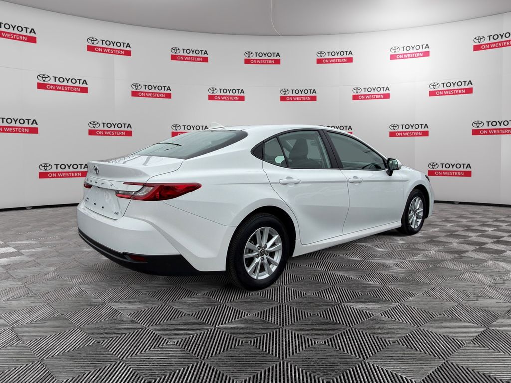 2025 Toyota Camry LE - Photo 5