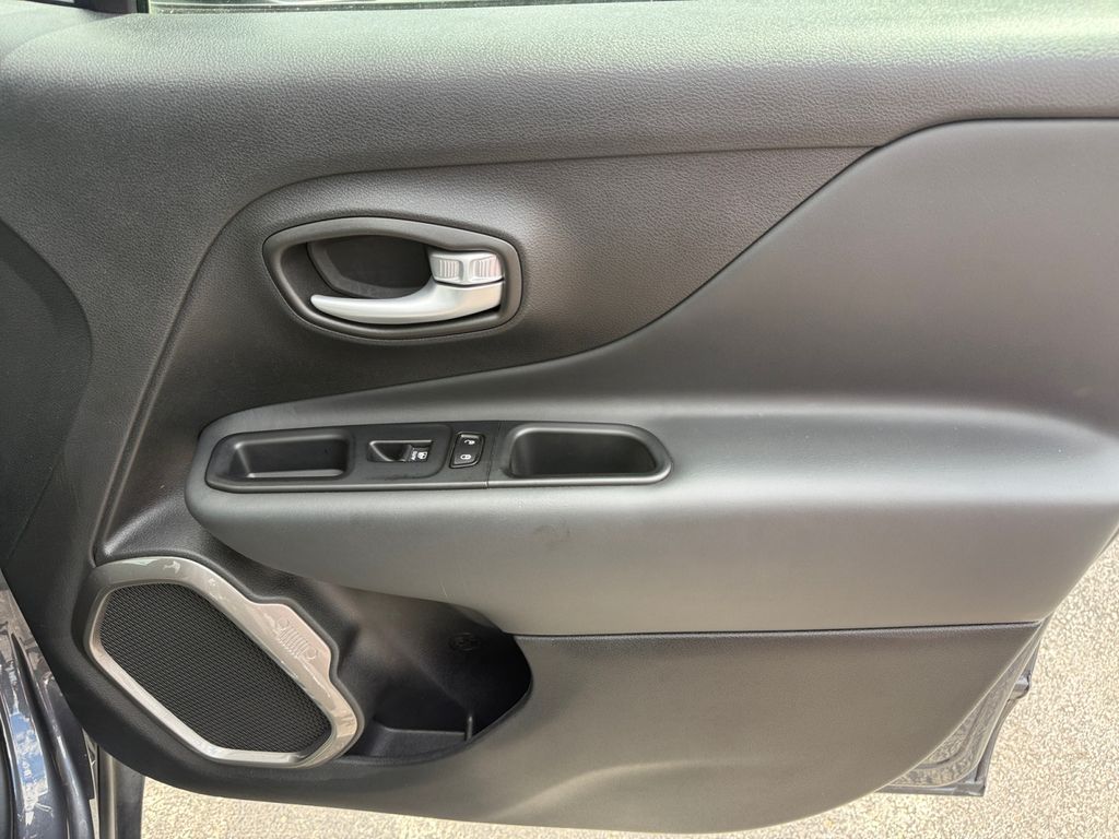 2023 Jeep Renegade Latitude - Photo 19