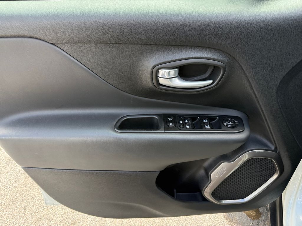 2023 Jeep Renegade Latitude - Photo 25