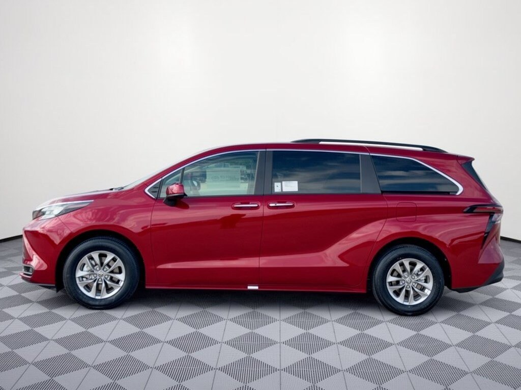 New 2026 Toyota Sienna XLE 8 PASSENGER