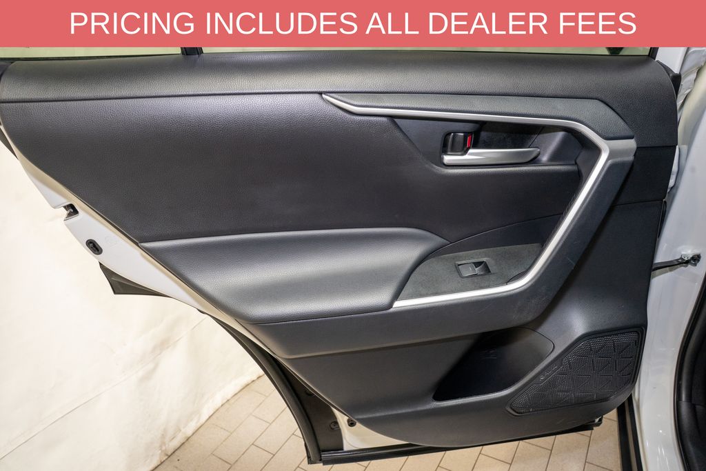 2025 Toyota RAV4 XLE - Photo 8
