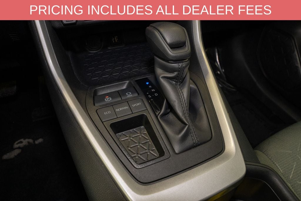 2025 Toyota RAV4 XLE - Photo 15