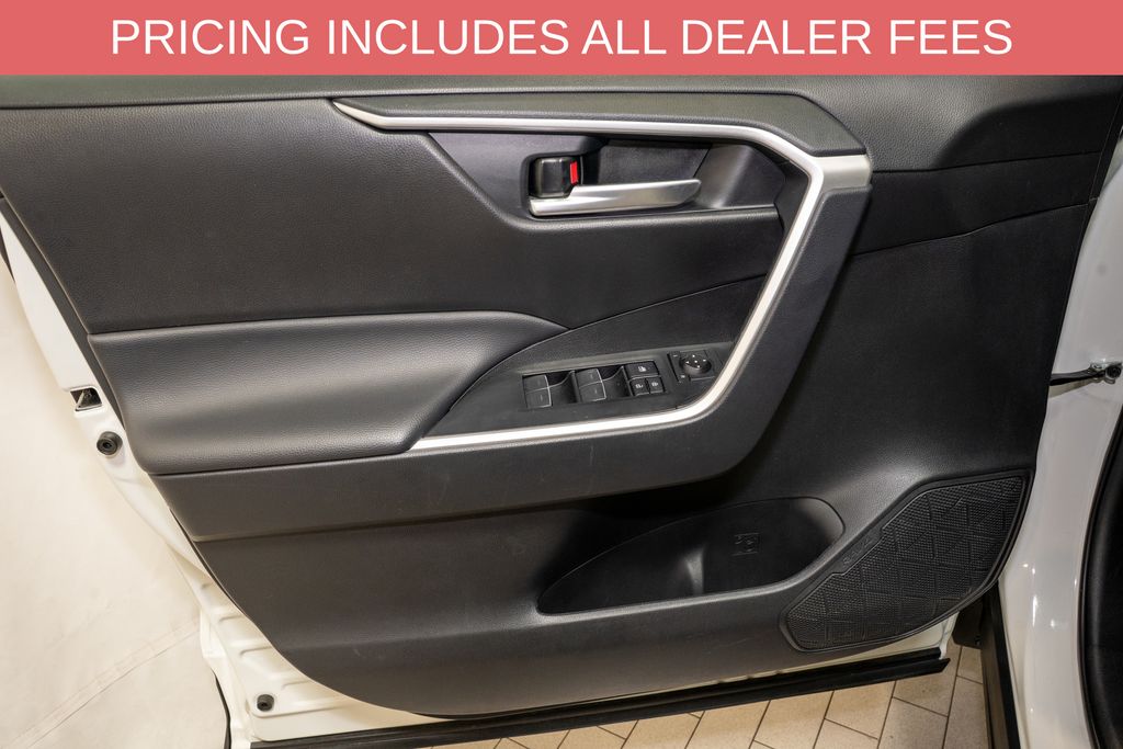 2025 Toyota RAV4 XLE - Photo 10