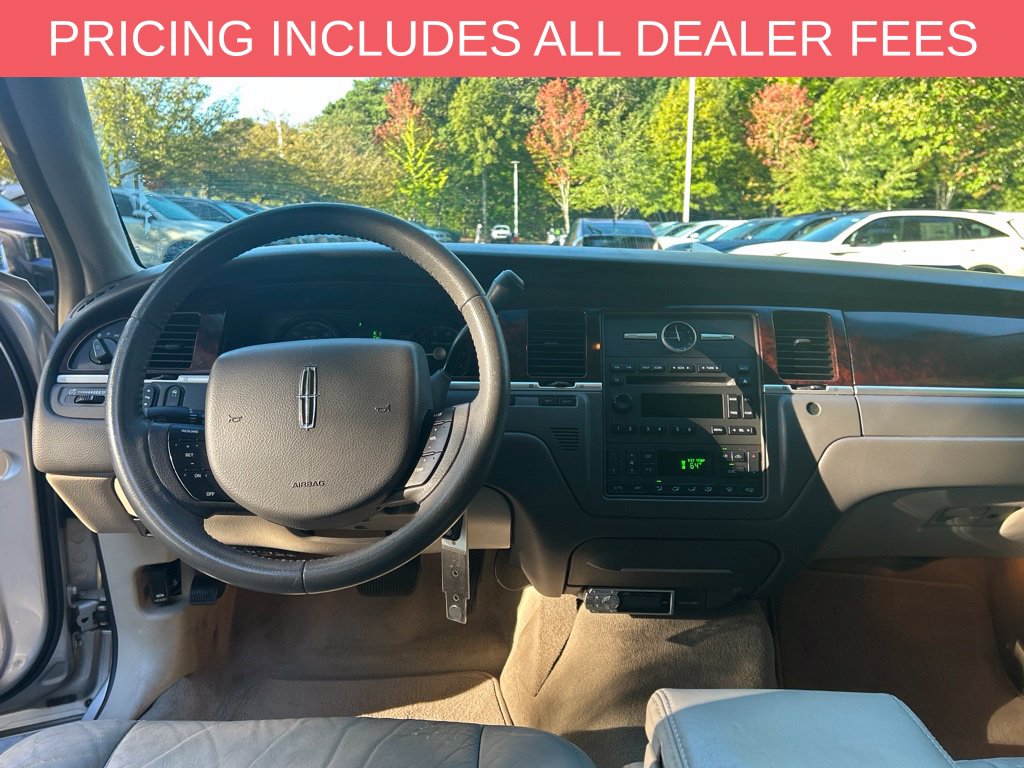 Used 2007 Lincoln Town Car Signature Sedan