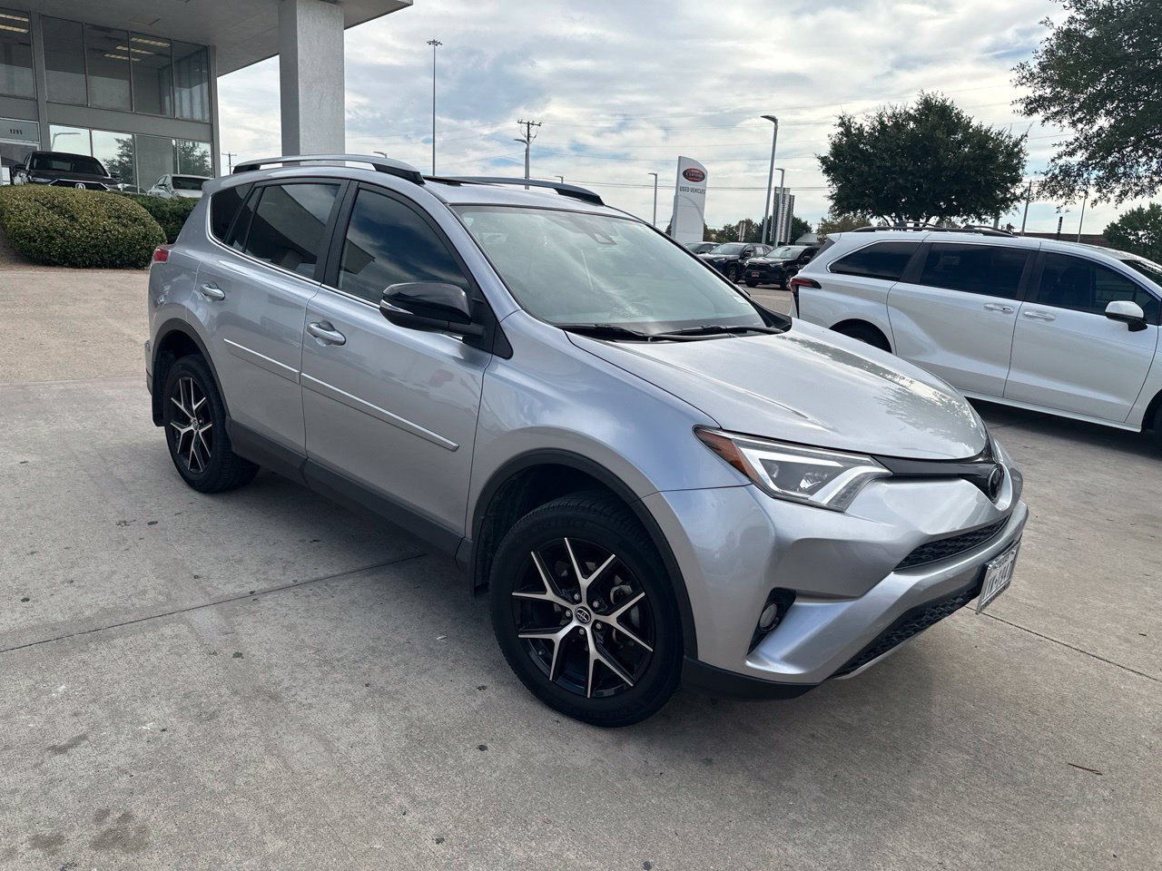 Used 2018 Toyota RAV4 SE w/Navigation/Sunroof/18-in Alloys SUV