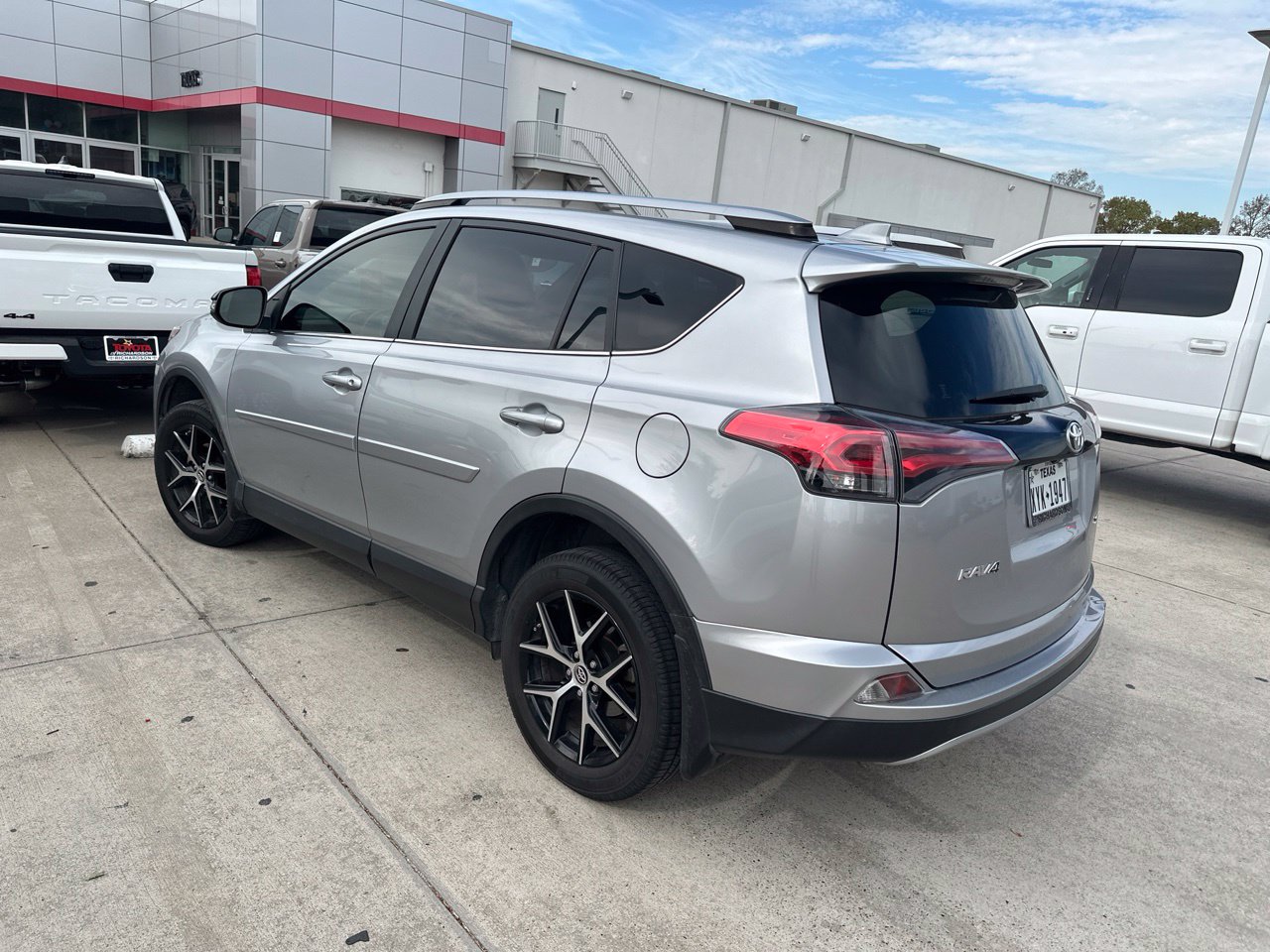 Used 2018 Toyota RAV4 SE w/Navigation/Sunroof/18-in Alloys SUV