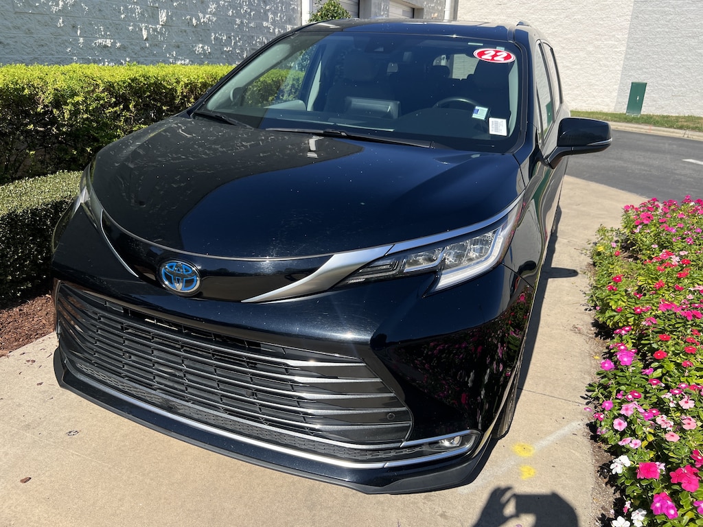 Used 2022 Toyota Sienna Limited Minivan