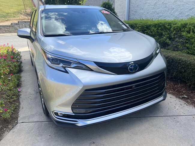 2023 Toyota Sienna Platinum Minivan