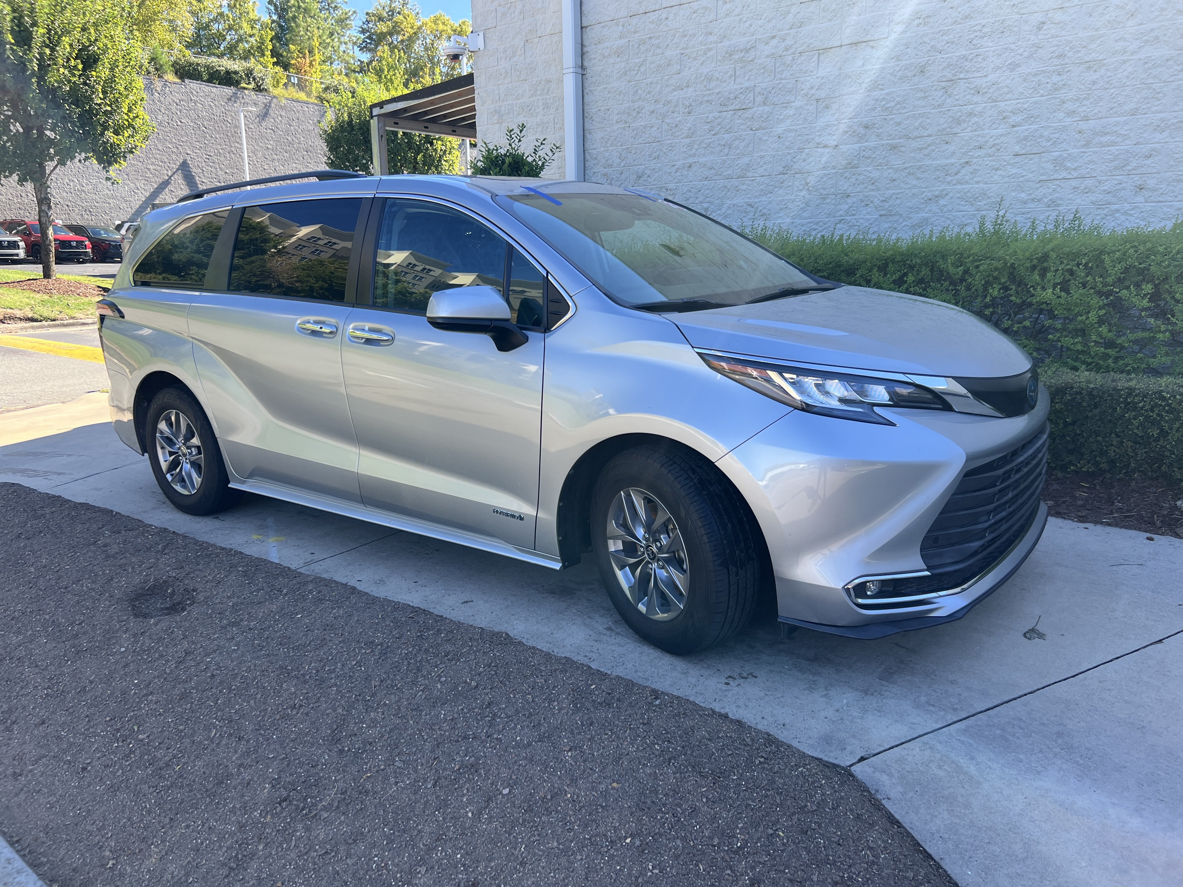 Used 2021 Toyota Sienna XLE Minivan