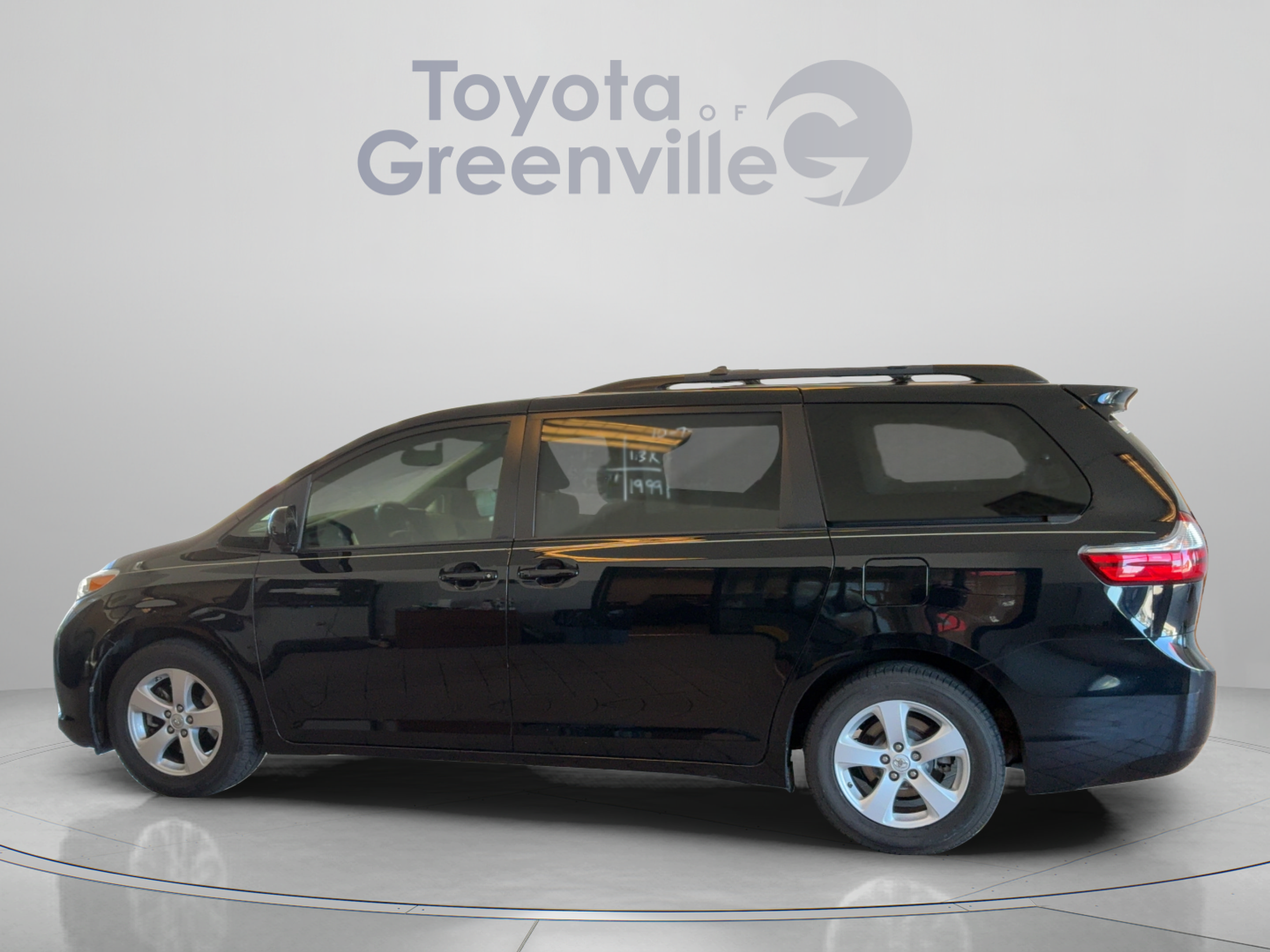 Used 2017 Toyota Sienna LE LE FWD 8-Passenger