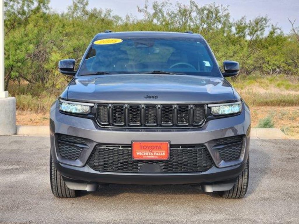 Used 2025 Jeep Grand Cherokee Laredo 4x2