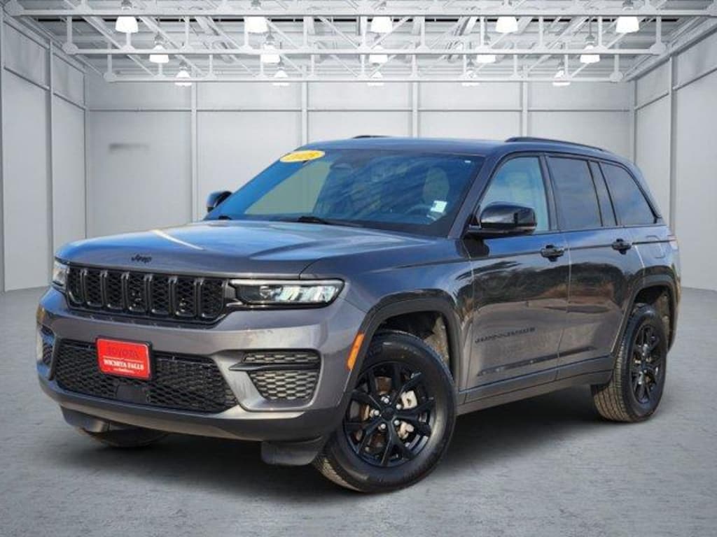 Used 2025 Jeep Grand Cherokee Laredo 4x2