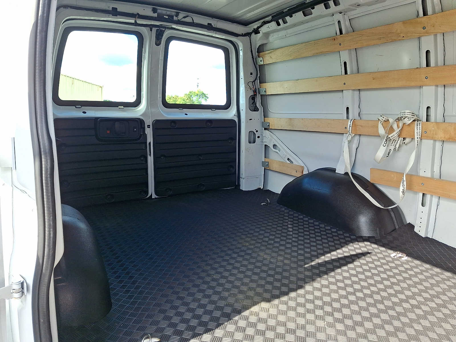 2024 GMC Savana Cargo Work Van - Photo 20