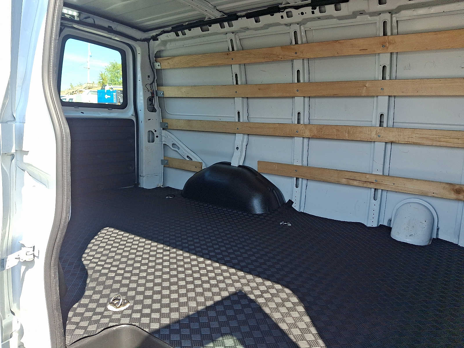 2024 GMC Savana Cargo Work Van - Photo 19