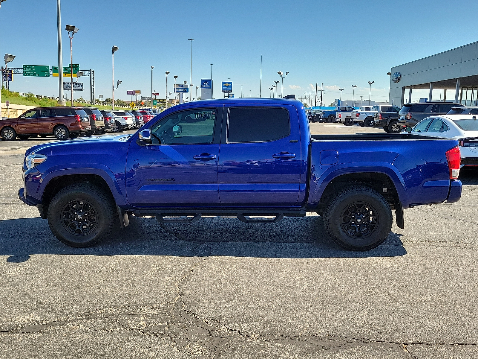 Used 2022 Toyota Tacoma SR5 V6 4x4 Double Cab 5 ft. box 127.4 in. WB
