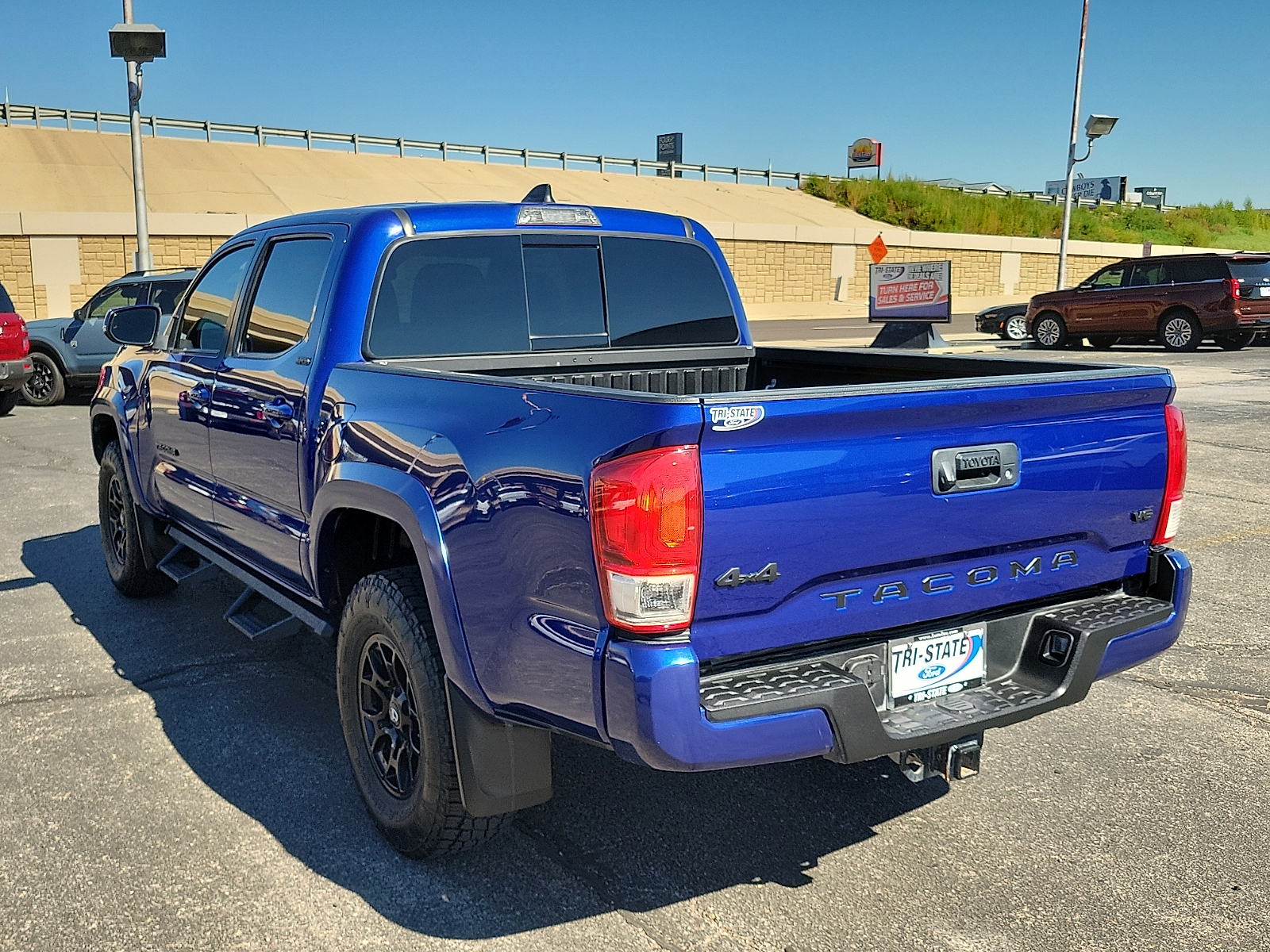Used 2022 Toyota Tacoma SR5 V6 4x4 Double Cab 5 ft. box 127.4 in. WB