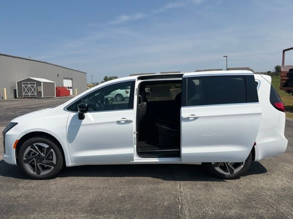 New 2027 Chrysler Pacifica LIMITED AWD Passenger Van