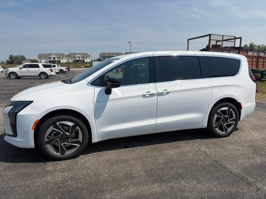 New 2027 Chrysler Pacifica LIMITED AWD Passenger Van