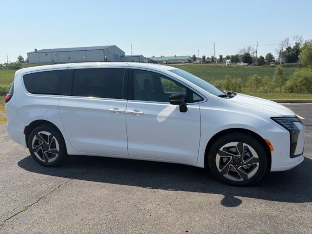New 2027 Chrysler Pacifica LIMITED AWD Passenger Van