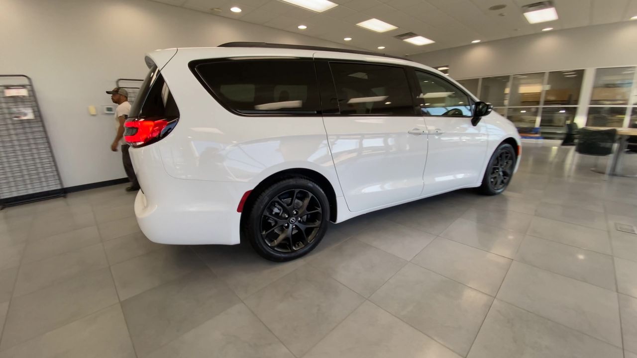2026 Chrysler Pacifica Limited - Photo 8