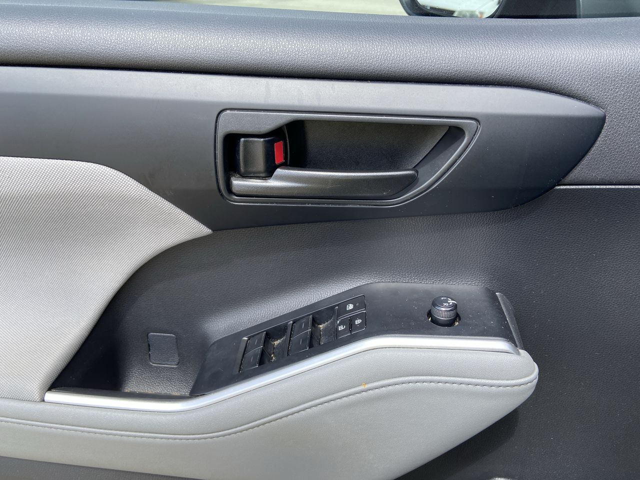 2023 Toyota Highlander LE - Photo 13