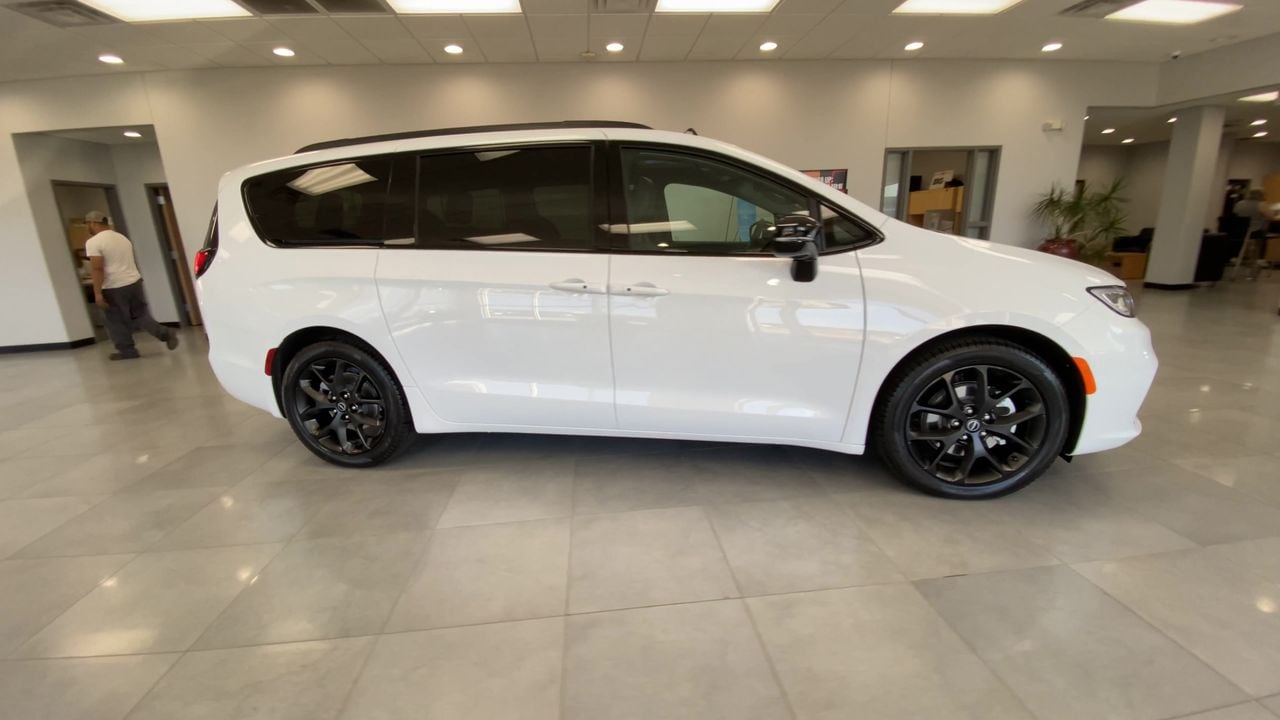 2026 Chrysler Pacifica Limited - Photo 9