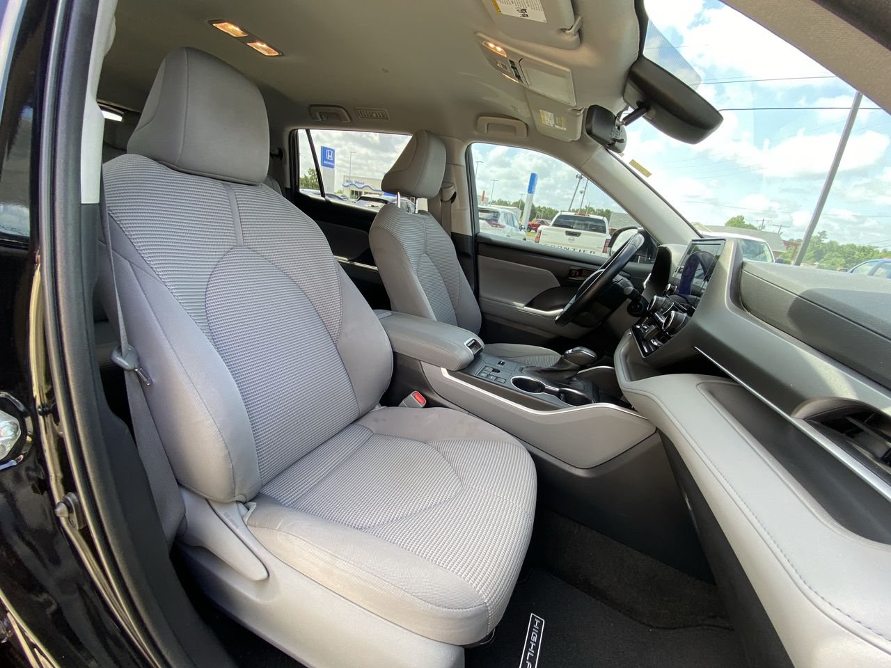 2023 Toyota Highlander LE - Photo 24