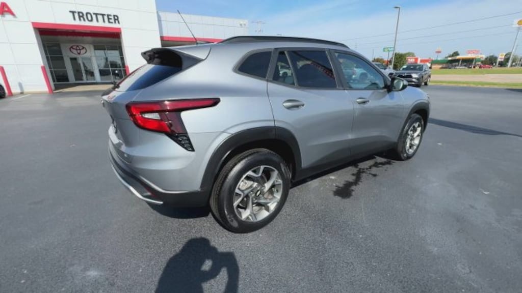 Used 2025 Chevrolet Trax LT SUV