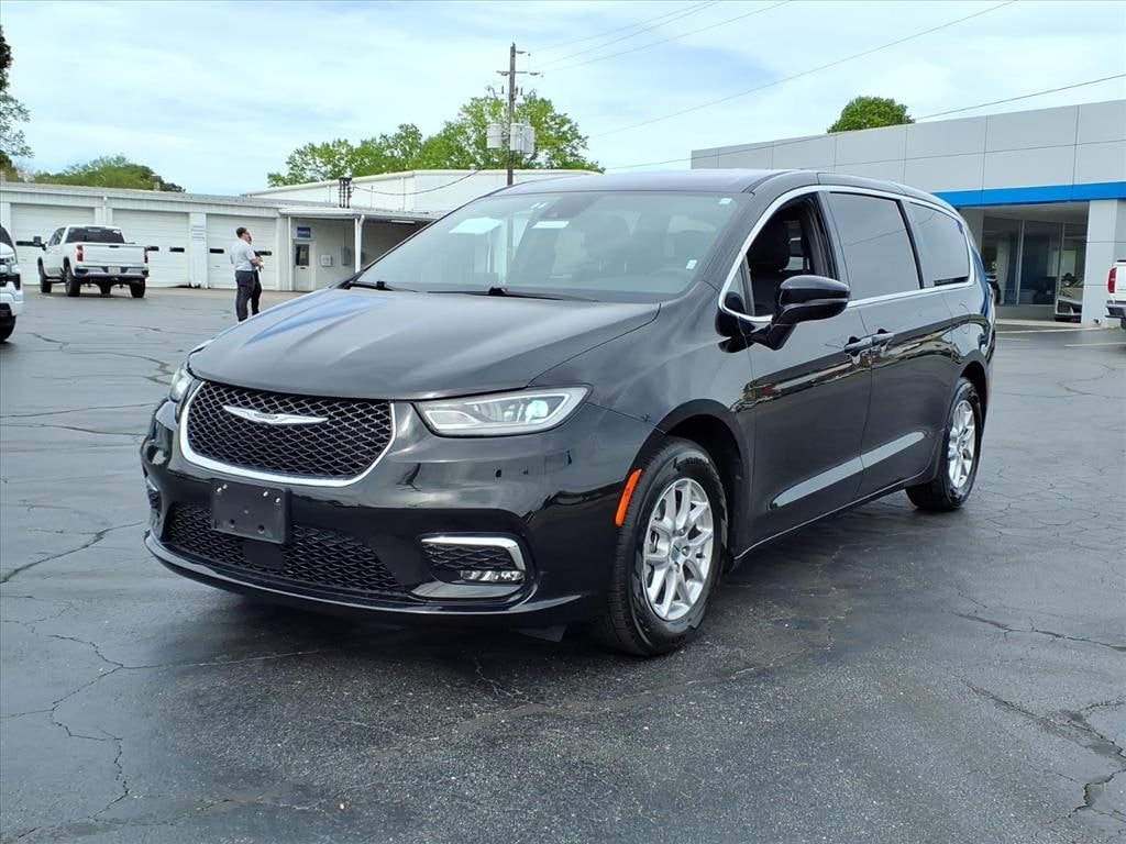 Used 2025 Chrysler Pacifica Select